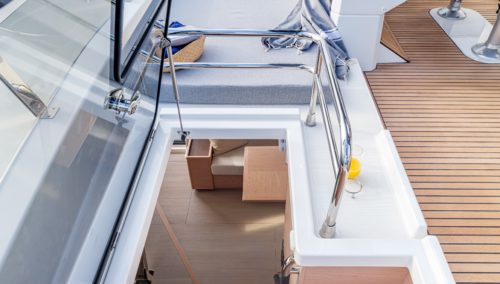 BENTEAU Grand Trawler 62 Flybridge Stairs